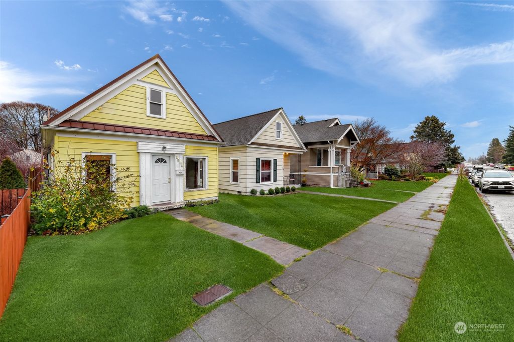 Photo of 1909 Rockefeller Avenue, Everett, WA 98201 (MLS # 2028727)