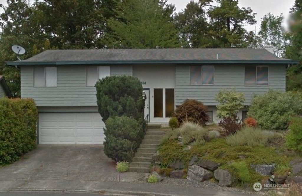 Photo of 2514 Whitworth Court S, Renton, WA 98055 (MLS # 2353477)