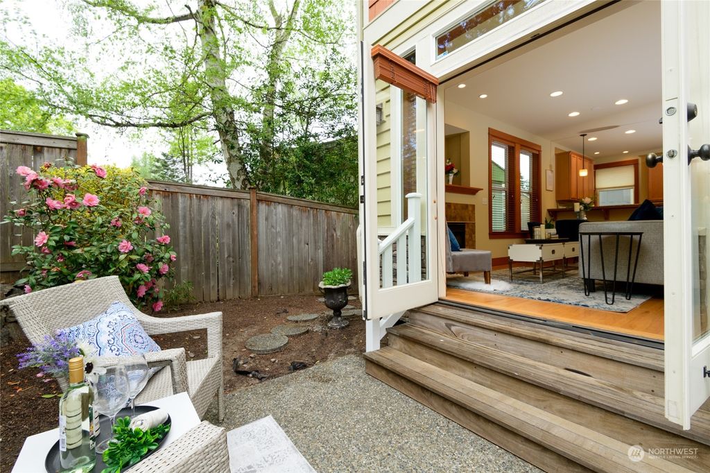 Photo of 5004 39th Avenue NE, Seattle, WA 98105 (MLS # 2062361)