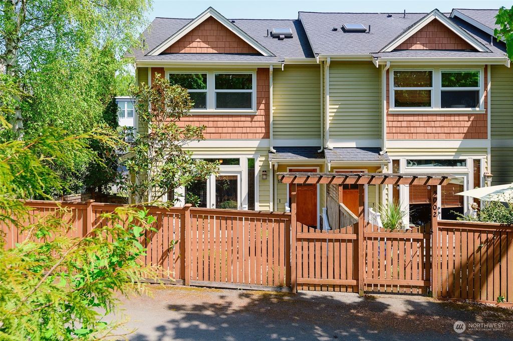 Photo of 5004 39th Avenue NE, Seattle, WA 98105 (MLS # 2062361)