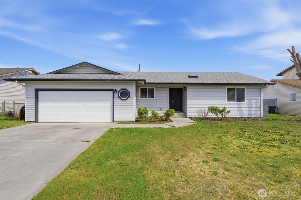 Photo of 725 NW Sunburst Court, Moses Lake, WA 98837 (MLS # 2511334)