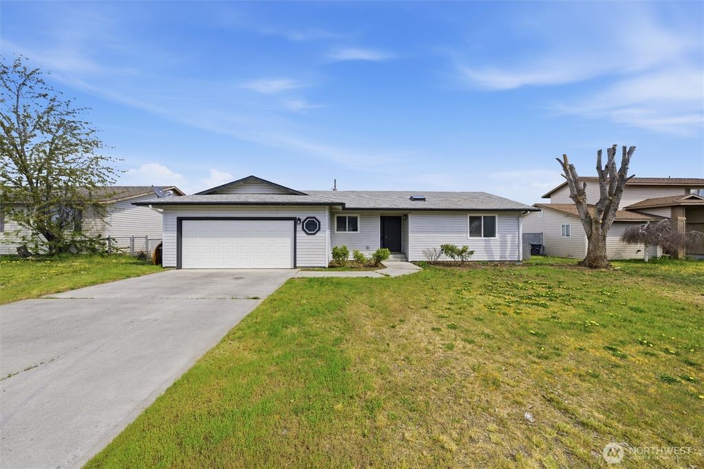 Photo of 725 NW Sunburst Court, Moses Lake, WA 98837 (MLS # 2511334)