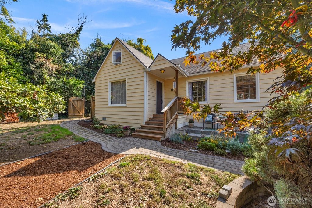 Photo of 7711 NE 170th Street, Kenmore, WA 98028 (MLS # 2431839)