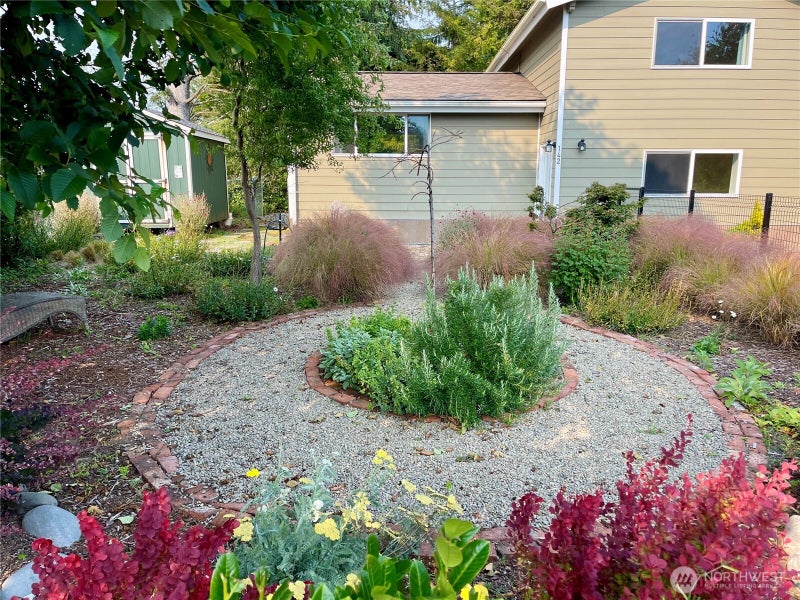 142 N Port Loop NW