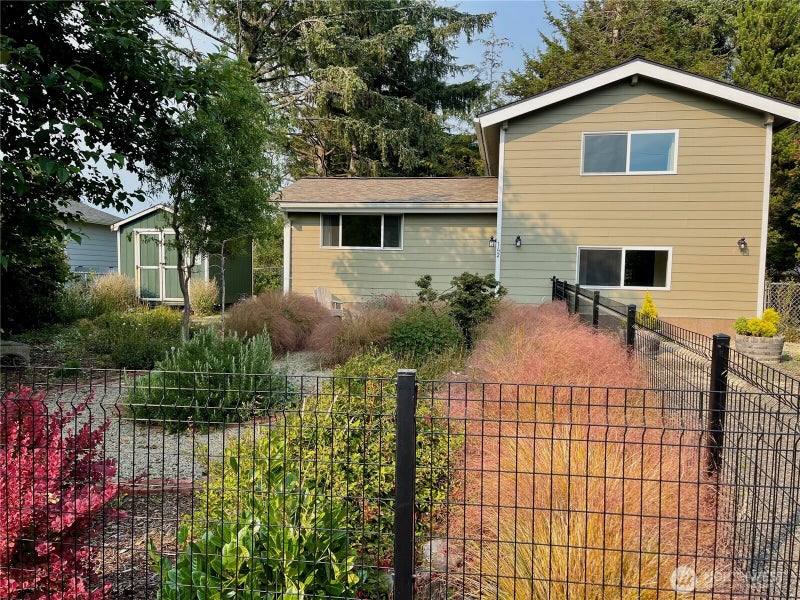 142 N Port Loop NW