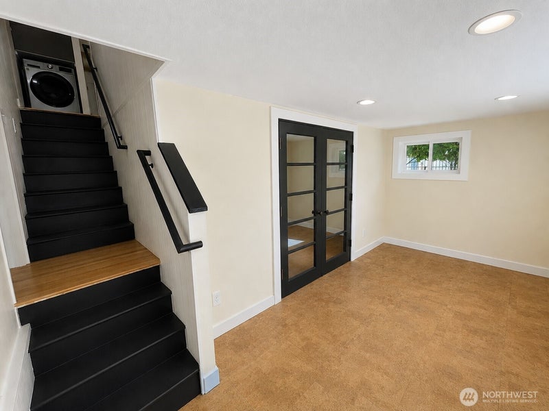 142 N Port Loop NW
