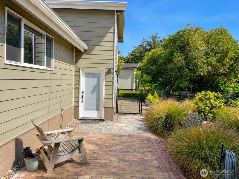142 N Port Loop NW
