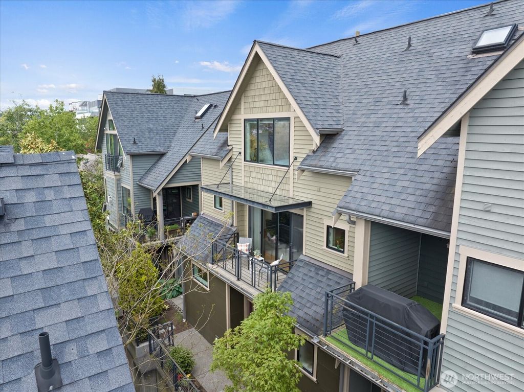 Photo of 2625 Yale Terrace E, Seattle, WA 98102 (MLS # 2371523)