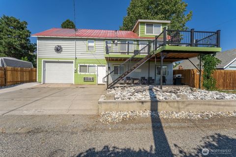 Photo of 703 Boetzkes Avenue, Manson, WA 98831 (MLS # 2554973)