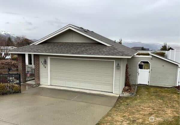 Photo of 1026 Crawford Avenue, Wenatchee, WA 98801 (MLS # 2593475)