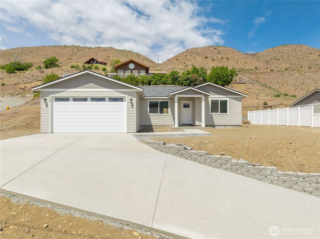 Photo of 358 Ives Street, Pateros, WA 98846 (MLS # 2491974)