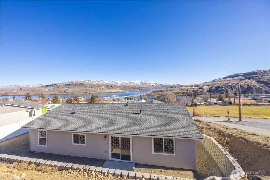 Photo of 358 Ives Street, Pateros, WA 98846 (MLS # 2491974)