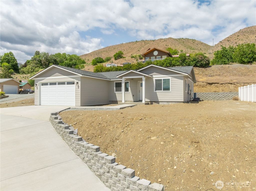 Photo of 358 Ives Street, Pateros, WA 98846 (MLS # 2491974)