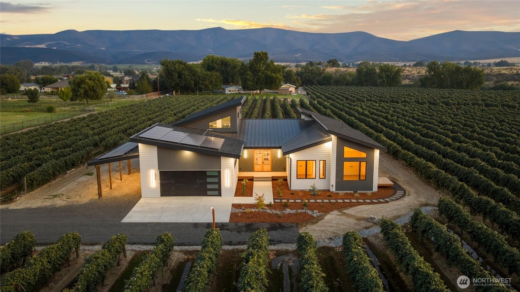 Photo of 1036 Lower County Line Road, Prosser, WA 99350 (MLS # 2568120)