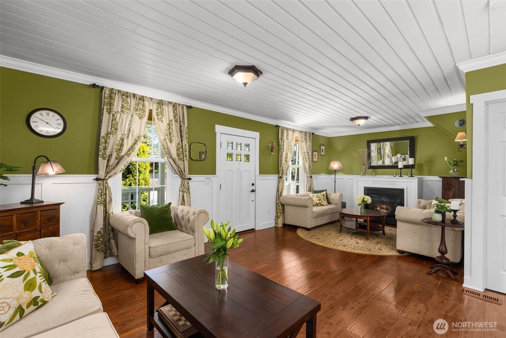 Photo of 245 SE Bush Street, Issaquah, WA 98027 (MLS # 2412717)