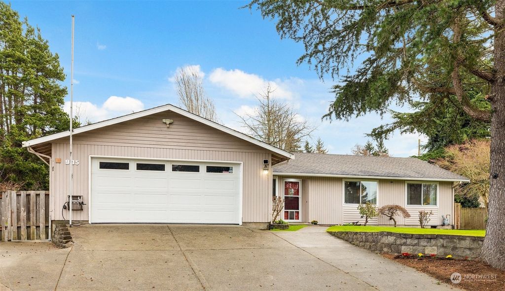 Photo of 935 S 240th Place, Des Moines, WA 98198 (MLS # 2204937)