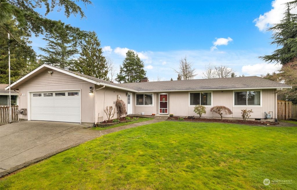 Photo of 935 S 240th Place, Des Moines, WA 98198 (MLS # 2204937)