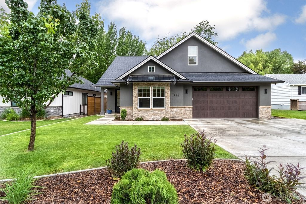 Photo of 916 Statesman Street, Walla Walla, WA 99362 (MLS # 2523328)