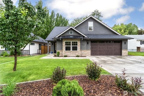Photo of 916 Statesman Street, Walla Walla, WA 99362 (MLS # 2523328)
