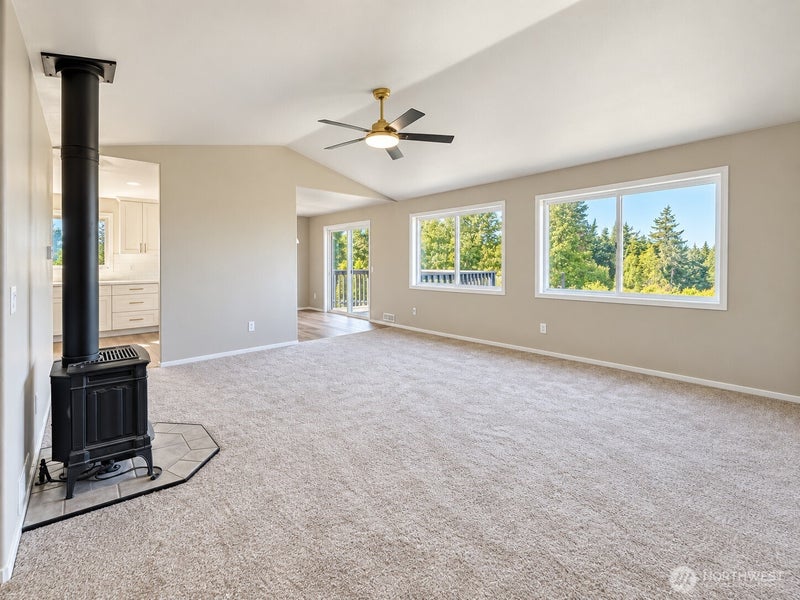 933 James Way