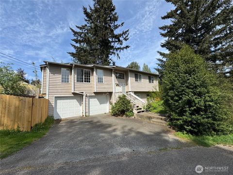 Photo of 2620 NE 136th Street, Seattle, WA 98125 (MLS # 2516684)