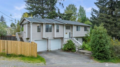 Photo of 2620 NE 136th Street, Seattle, WA 98125 (MLS # 2516684)