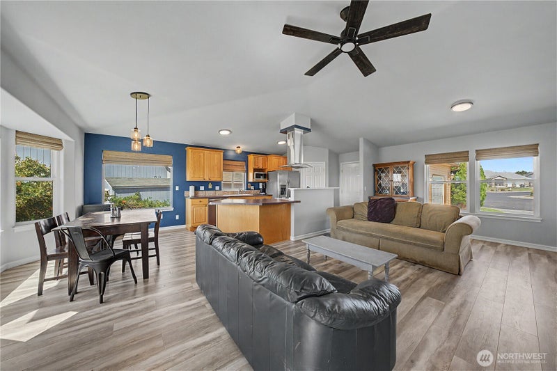 909 W Windrose Drive