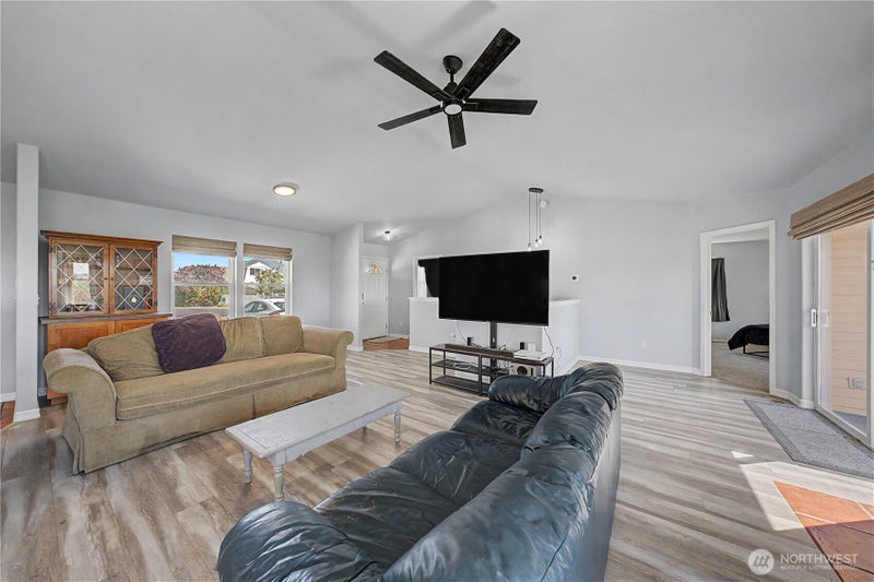 909 W Windrose Drive