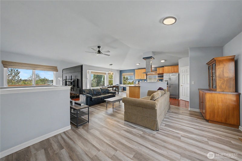 909 W Windrose Drive