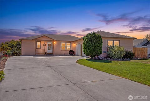 Photo of 909 W Windrose Drive, Moses Lake, WA 98837 (MLS # 2566041)