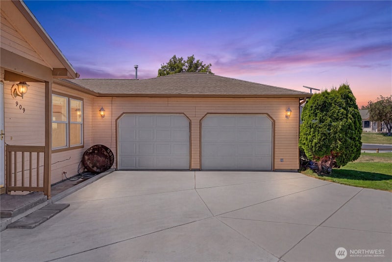 909 W Windrose Drive