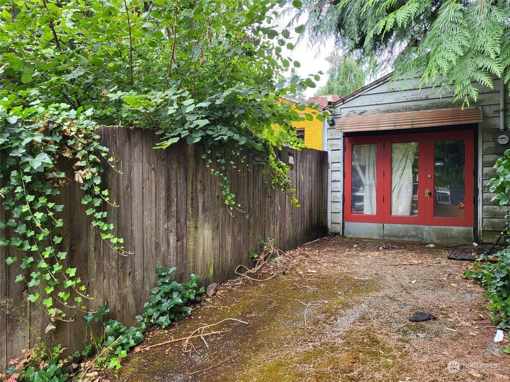 Photo of 9523 15th Avenue NE, Seattle, WA 98115 (MLS # 2280232)