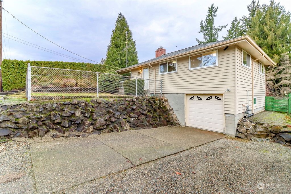 Photo of 316 S 193rd Street, Des Moines, WA 98148 (MLS # 2196043)