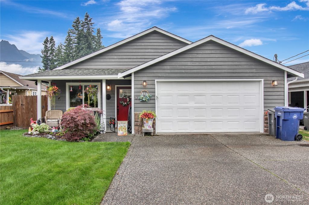 Photo of 915 Givens Avenue, Darrington, WA 98241 (MLS # 2426560)
