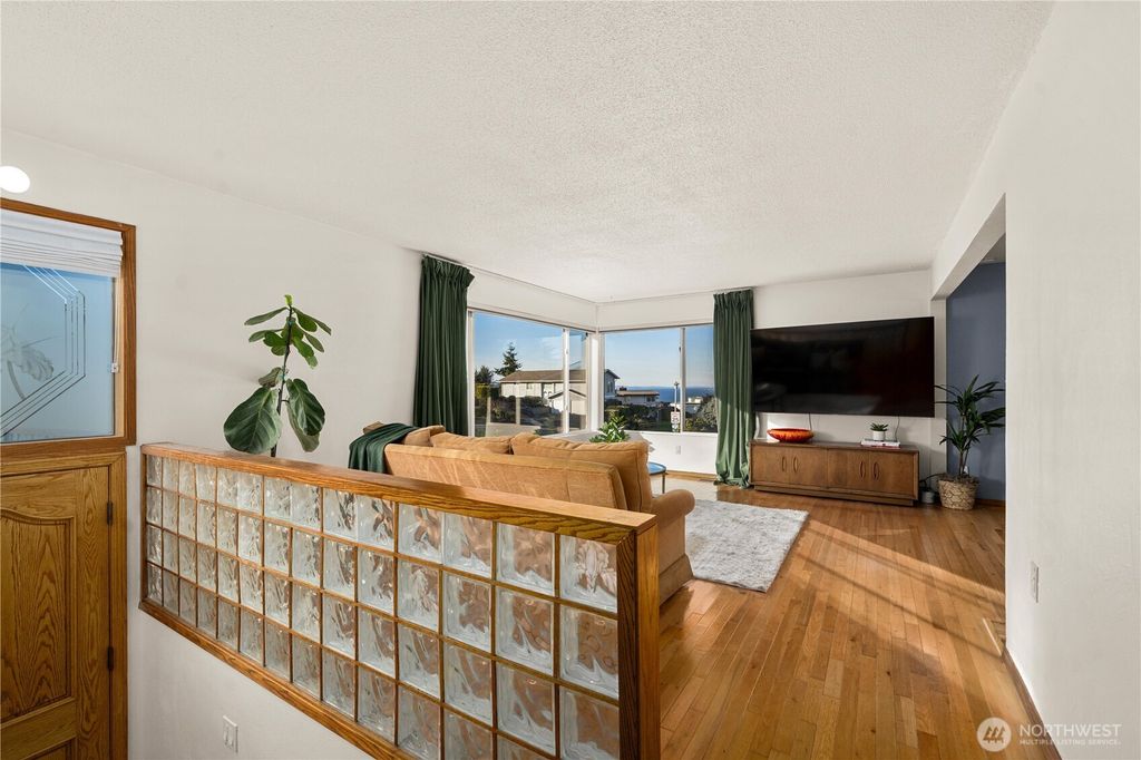 Photo of 30024 2nd Avenue SW, Federal Way, WA 98023 (MLS # 2479847)