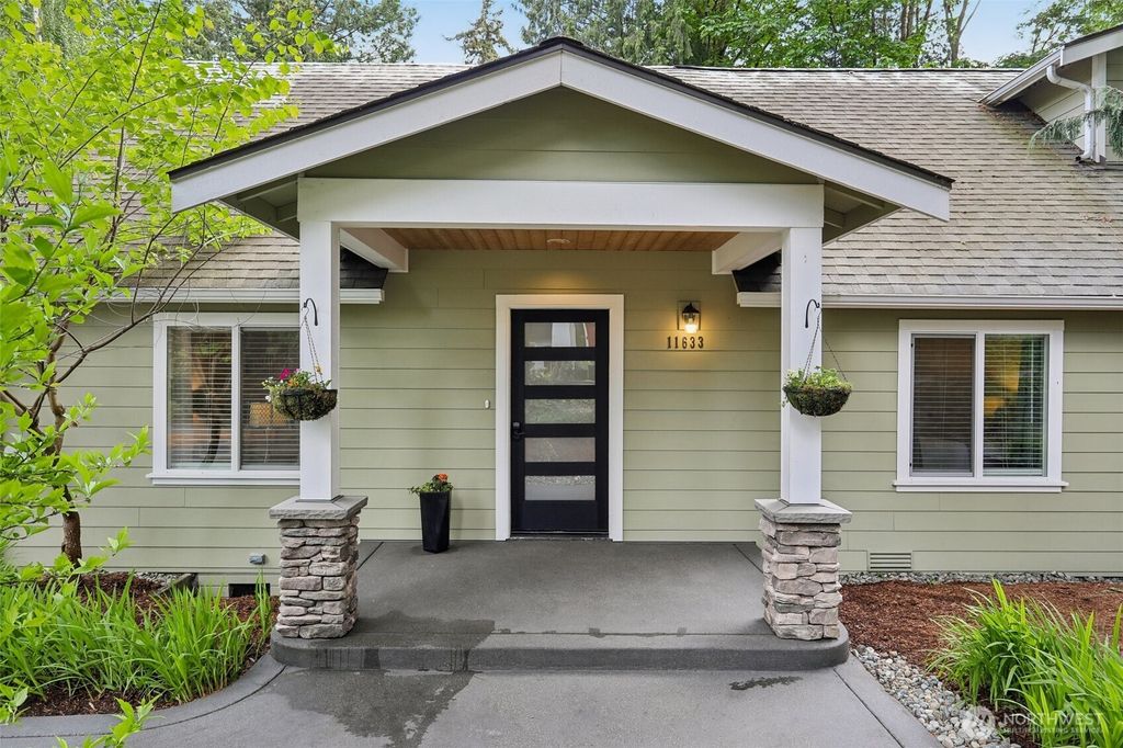 Photo of 11633 NE 92nd Street, Kirkland, WA 98033 (MLS # 2527460)