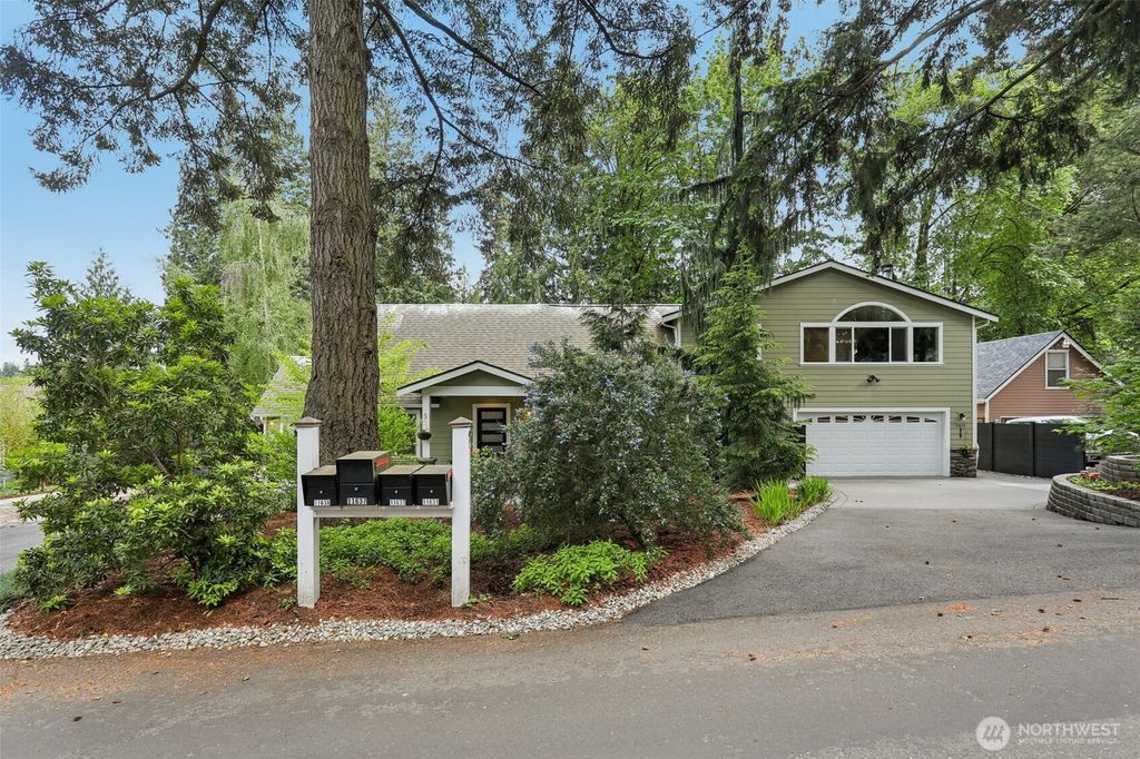 Photo of 11633 NE 92nd Street, Kirkland, WA 98033 (MLS # 2527460)