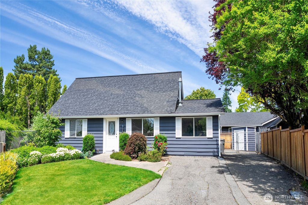 Photo of 9054 NE 137th Court, Kirkland, WA 98034 (MLS # 2407697)