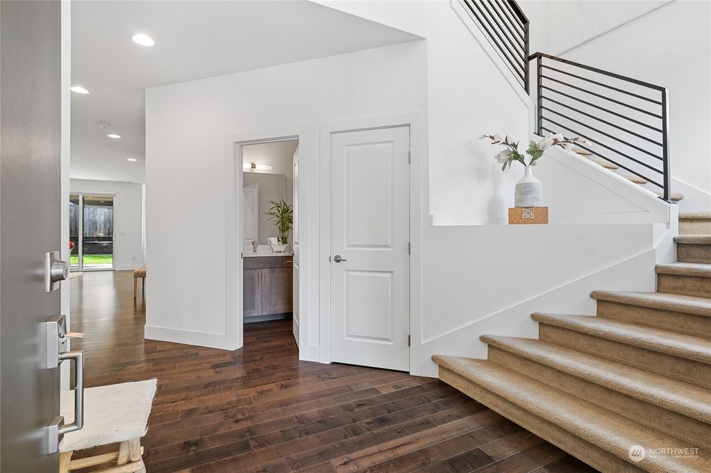 Photo of 9417 132nd Avenue NE, Kirkland, WA 98033 (MLS # 2203632)