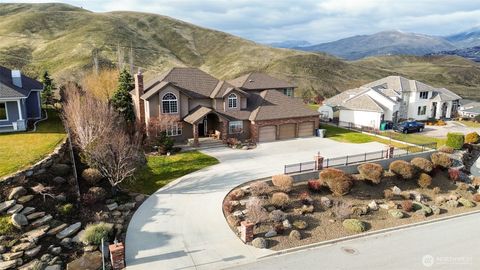 Photo of 1918 Broadview, Wenatchee, WA 98801 (MLS # 2473357)