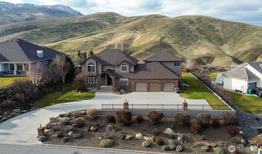 Photo of 1918 Broadview, Wenatchee, WA 98801 (MLS # 2473357)