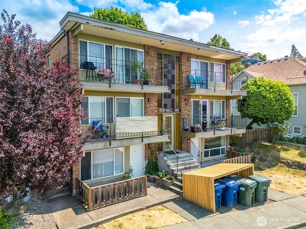 Photo of 412 Mill Avenue S, Renton, WA 98057 (MLS # 2566463)