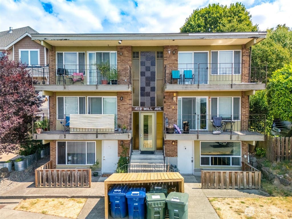 Photo of 412 Mill Avenue S, Renton, WA 98057 (MLS # 2566463)