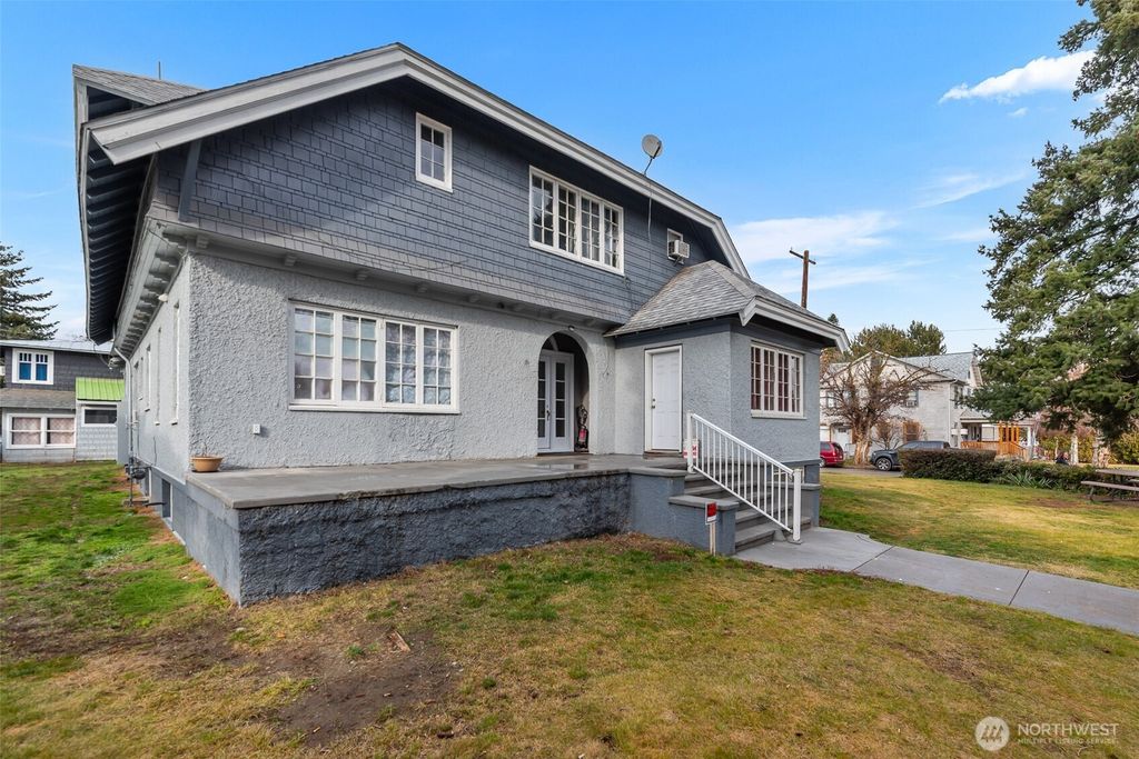 Photo of 600 Douglas Street, Wenatchee, WA 98801 (MLS # 2475160)