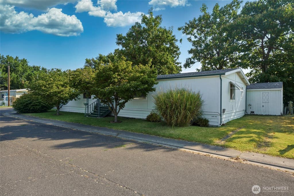 Photo of 908 NE Empire Street, College Place, WA 99324 (MLS # 2570027)