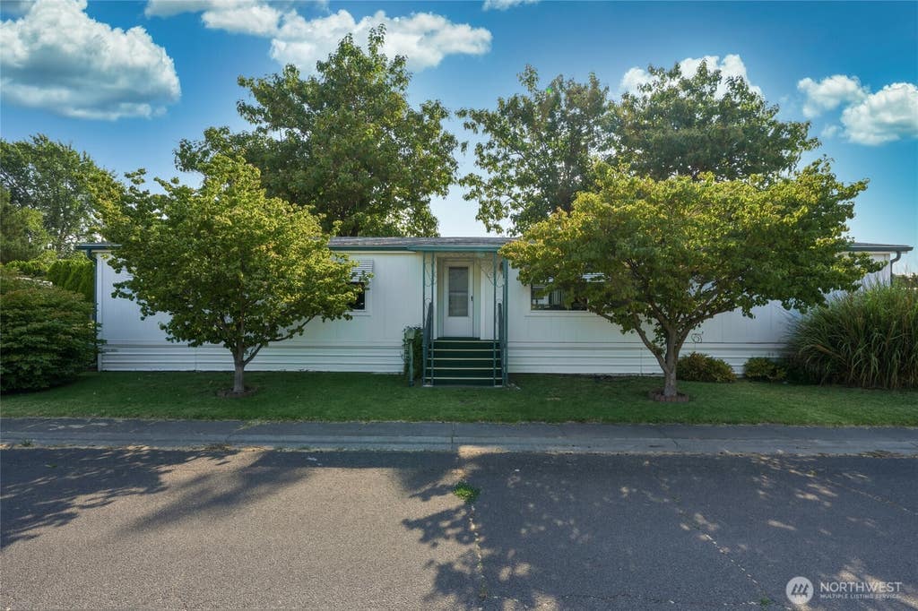 Photo of 908 NE Empire Street, College Place, WA 99324 (MLS # 2570027)