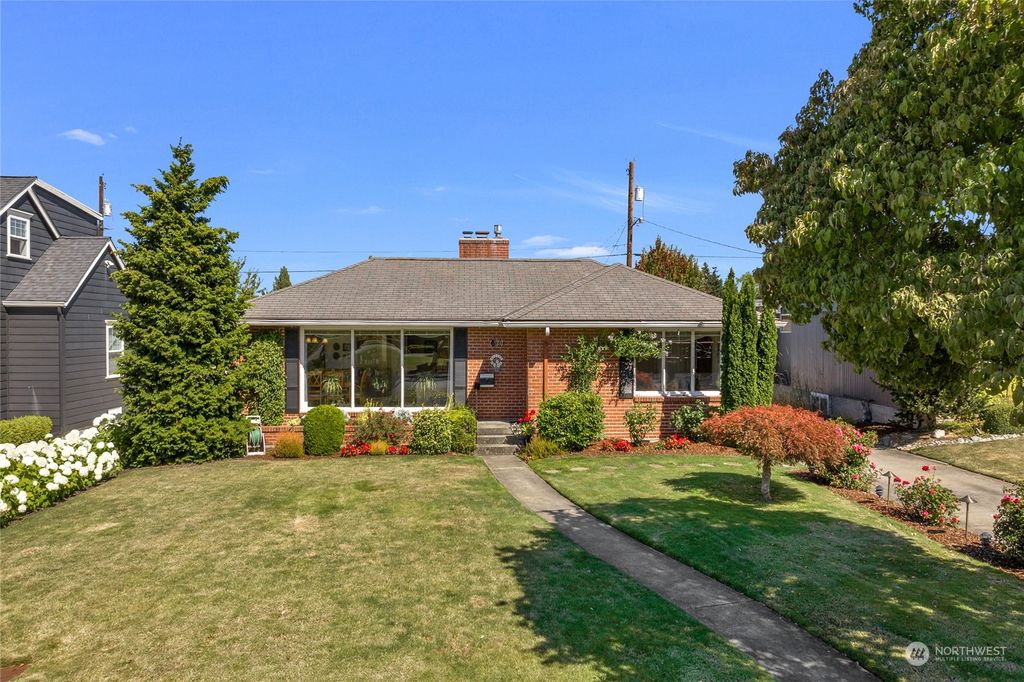 Photo of 611 Hoyt Avenue, Everett, WA 98201 (MLS # 2147438)