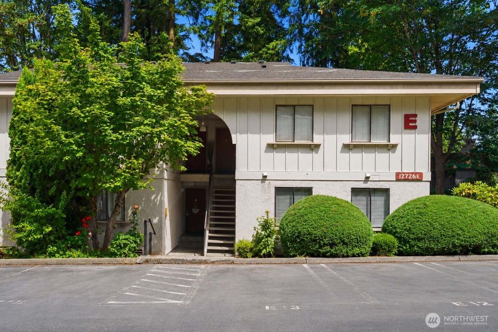 Photo of 12726 NE 116th St LN #E9, Kirkland, WA 98034 (MLS # 2545563)