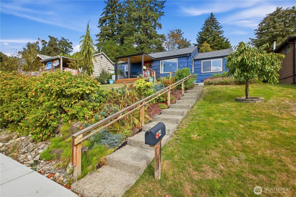 Photo of 504 Windsor Park NE, Renton, WA 98056 (MLS # 2582350)