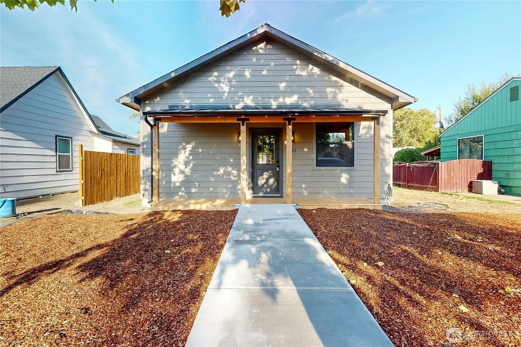 Photo of 1211 Chestnut Street, Milton-Freewater, OR 97862 (MLS # 2591734)